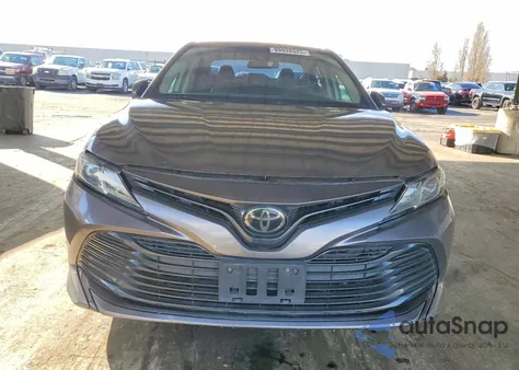 2020 Toyota Camry Le z USA, uszkodzony, nr VIN 4T1C11AK7LU866268
